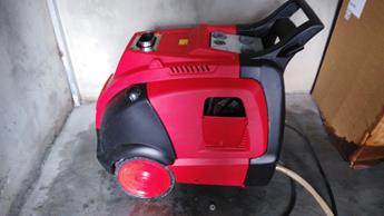 渤海鉆探固井公司固井車高壓冷熱水清洗現(xiàn)場(chǎng)