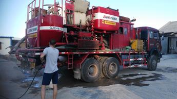 渤海鉆探固井公司固井車高壓冷熱水清洗現(xiàn)場(chǎng)圖片2