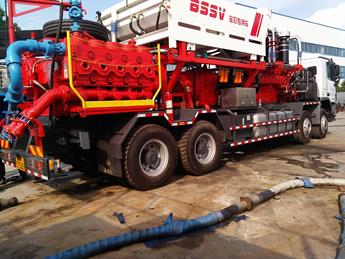 寶石集團(tuán)壓裂車機(jī)組密封測(cè)試現(xiàn)場(chǎng)